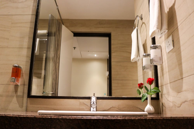 Bathroom 4, 7 Apple Hotel Vadodara, Vadodara