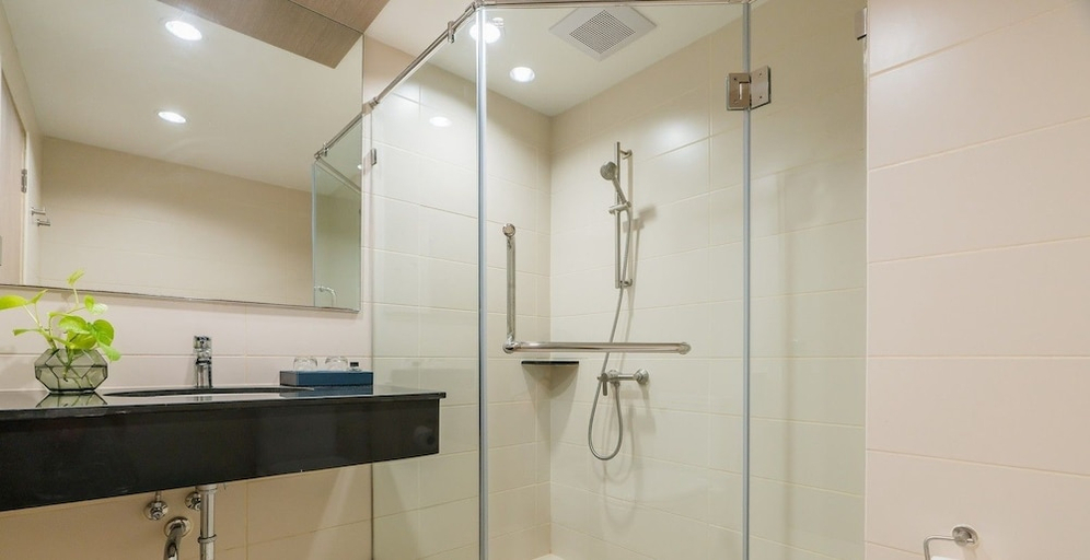 Bathroom 5, Rattanachol Hotel, Muang Chon Buri