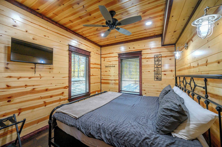 Room 3, Feelin' Froggy Cabin for 11, McCurtain