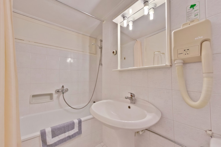 Bathroom 4, Mendi Beach Hotel, Central Macedonia