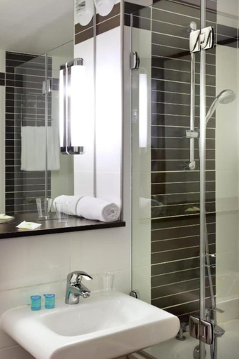 Bathroom 5, ibis Styles Perigueux Trelissac, Dordogne