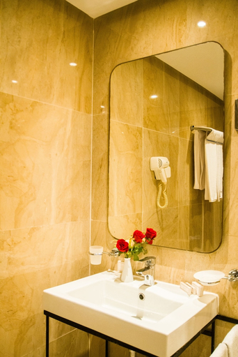 Bathroom 2, SAMARONS, Ariana Médina