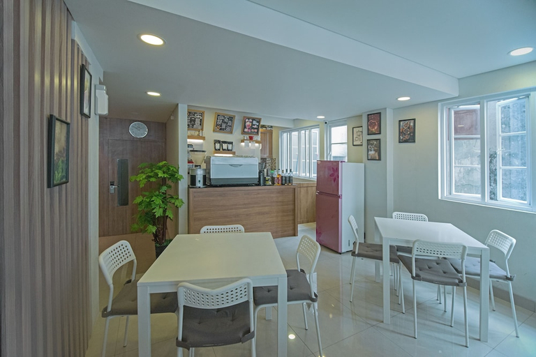Food & Drinks 4, Super OYO Flagship 101 Apple Platinum, Central Jakarta