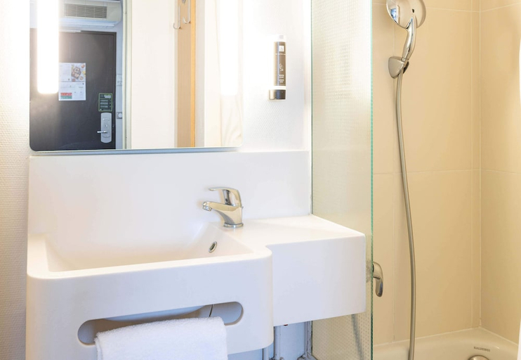 Bathroom 4, B&B Hotel Rennes Nord St Gregoire, Ille-et-Vilaine