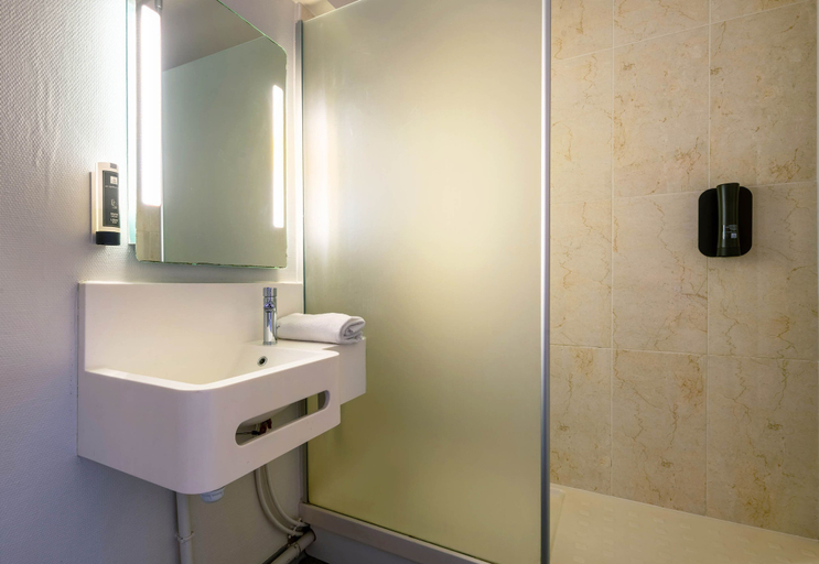 Bathroom 4, B&B HOTEL Brest Port du Moulin Blanc, Finistère