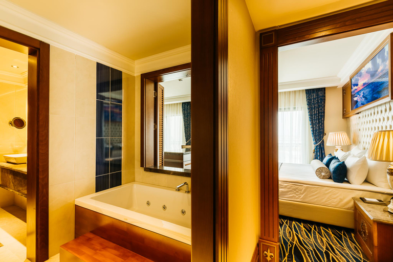 Bedroom 3, Lord's Palace Hotel
