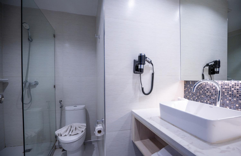Bathroom 4, Phrae Nakara Hotel, Muang Phrae