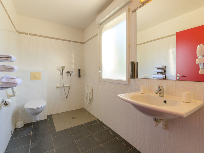 Bathroom 3, B&B HOTEL Compiegne Thourotte, Oise