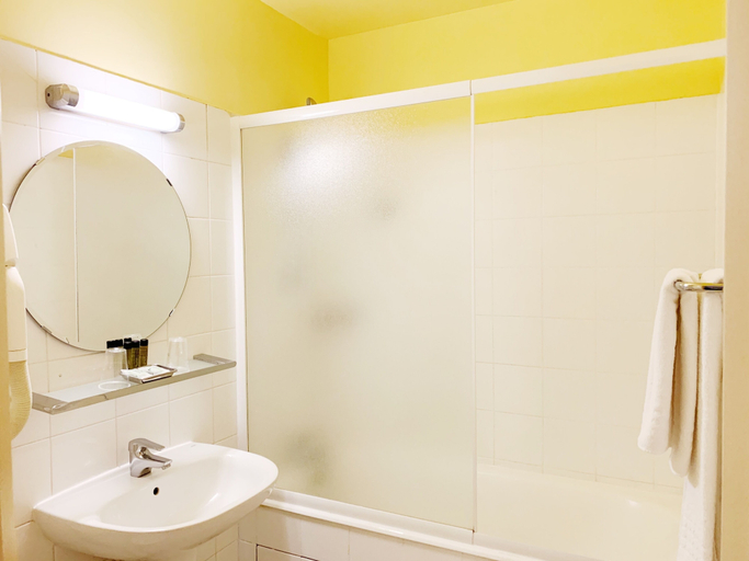 Bathroom 3, Hotel Bellevue Montmartre, Paris