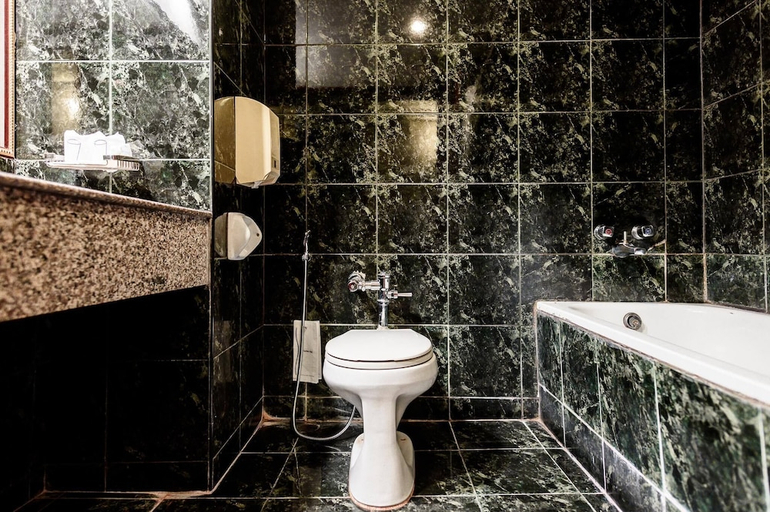 Bathroom 4, Beverly Hill Park Hotel, Muang Nakhon Sawan