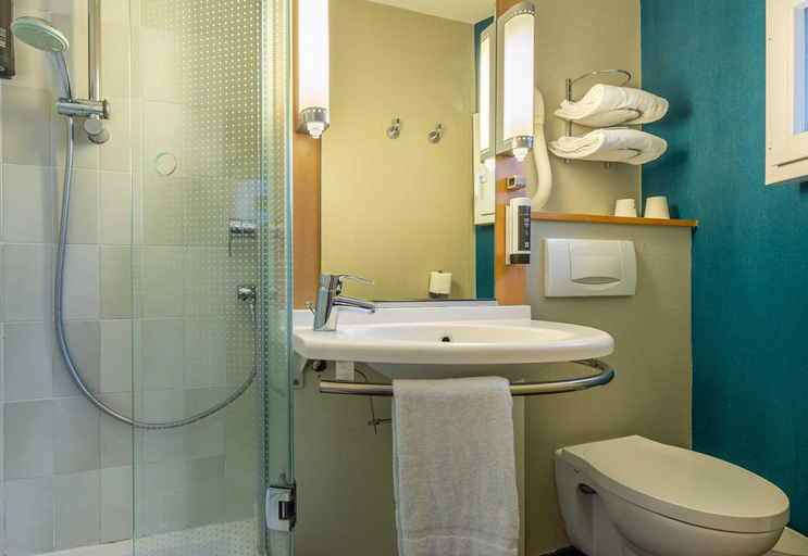 Bathroom 4, B&B HOTEL Orléans Centre Foch, Loiret