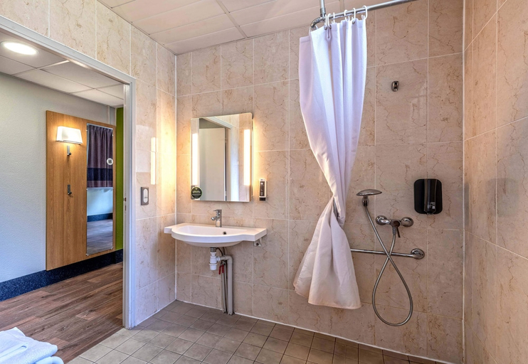 Bathroom 4, B&B Hotel Quimper Sud Bénodet, Finistère