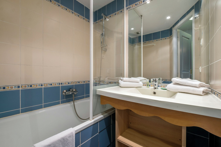 Bathroom 4, Pierre & Vacances La Rochelle Résidence Centre, Charente-Maritime