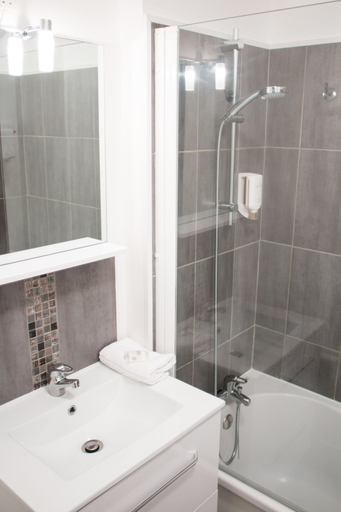 Bathroom 5, Zenitude Hôtel - Résidences Bordeaux Aéroport, Gironde