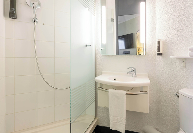 Bathroom 4, B&B HOTEL Toulouse Cité de l'Espace Gonord, Haute-Garonne