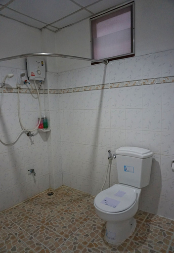 Bathroom 4, Kasarin Court, Fang