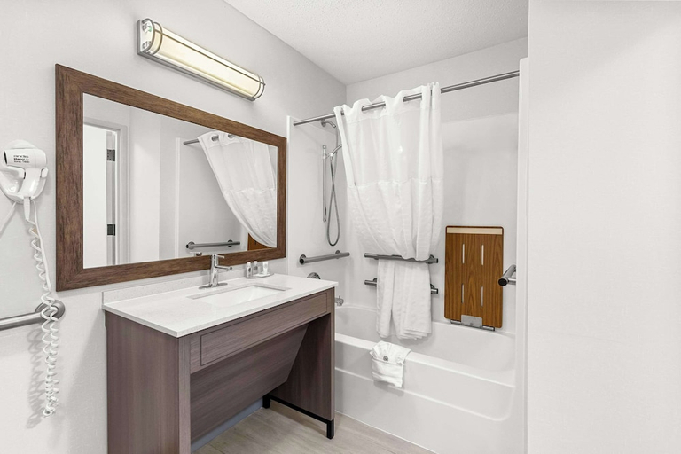 Bathroom 5, Comfort Inn Painesville - Concord, Lake