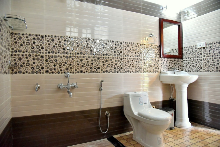 Bathroom 3, JUNGLE PALACE HOMESTAY, Idukki