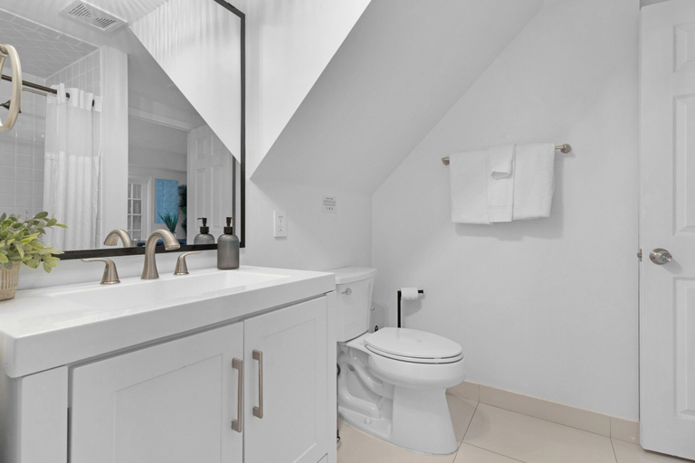 Room 4, 7BD Downtown Oasis Pool, Miami-Dade