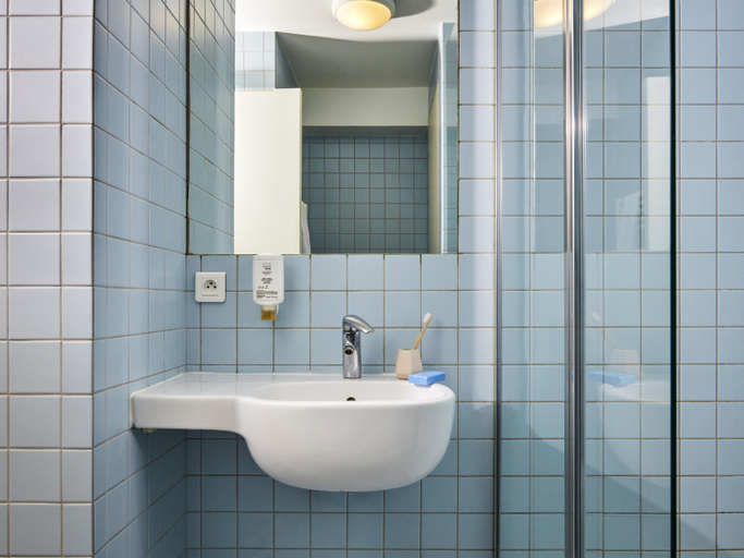 Bathroom 4, Aparthotel Adagio access Paris Bastille, Paris