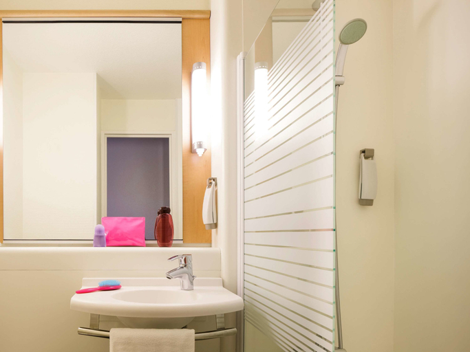 Bathroom 4, ibis Marne la Vallee Emerainville, Seine-et-Marne