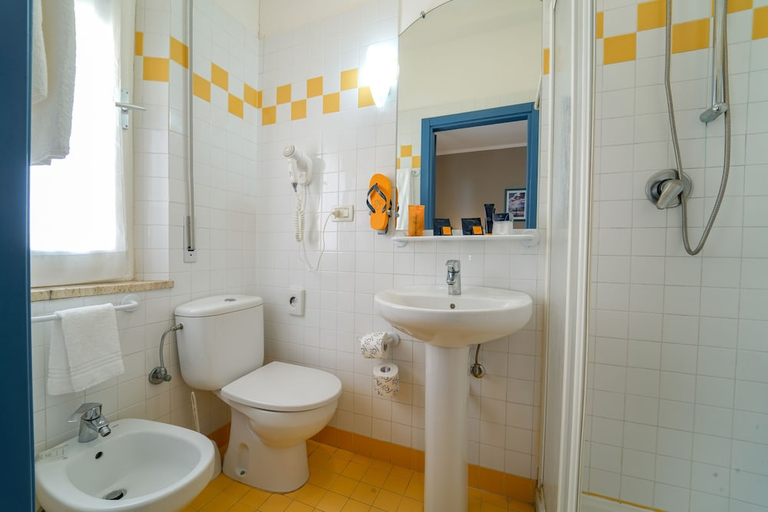 Bathroom 4, Hotel Il Settebello, Livorno