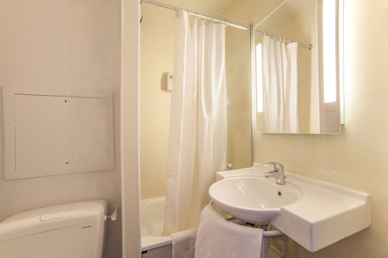 Bathroom 3, B&B HOTEL Paris Malakoff Parc des Expositions, Hauts-de-Seine