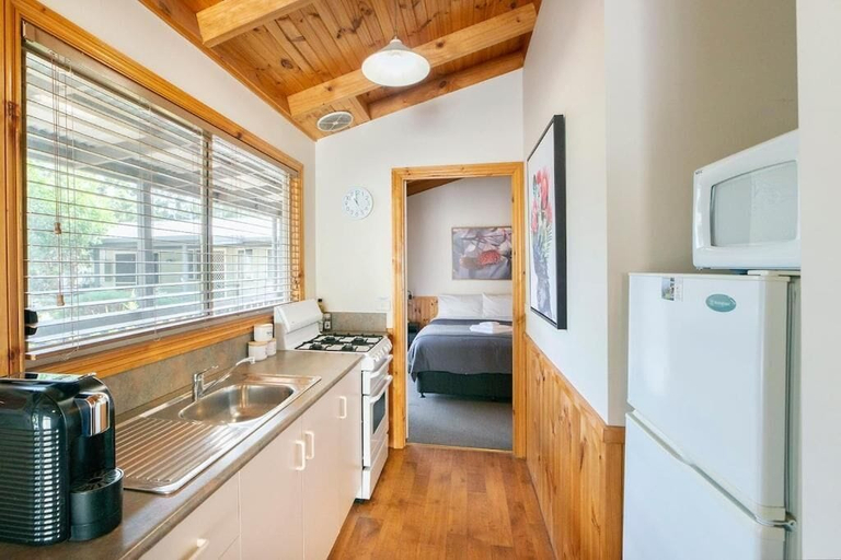 Private kitchen 2, Awonga Cottages, N. Grampians - Stawell