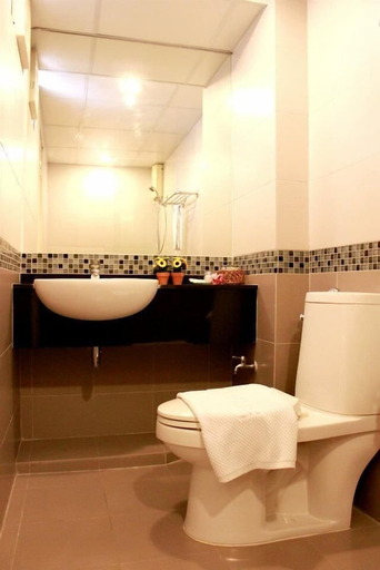 Bathroom 5, 14 Avenue, Chom Thong