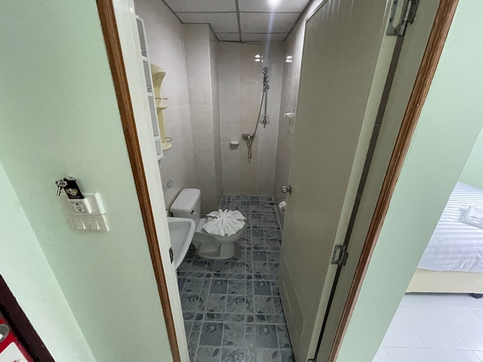 Bathroom 4, Omaya Guest House, Pulau Phuket