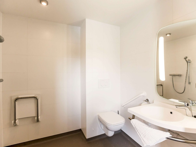 Bathroom 4, ibis Wavre Brussels East, Brabant Wallon