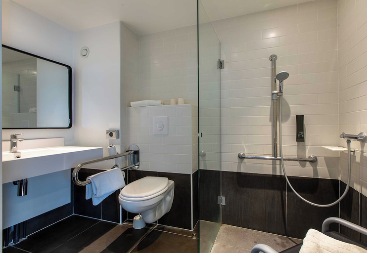 Bathroom 3, B&B HOTEL Orleans Nord Saran, Loiret