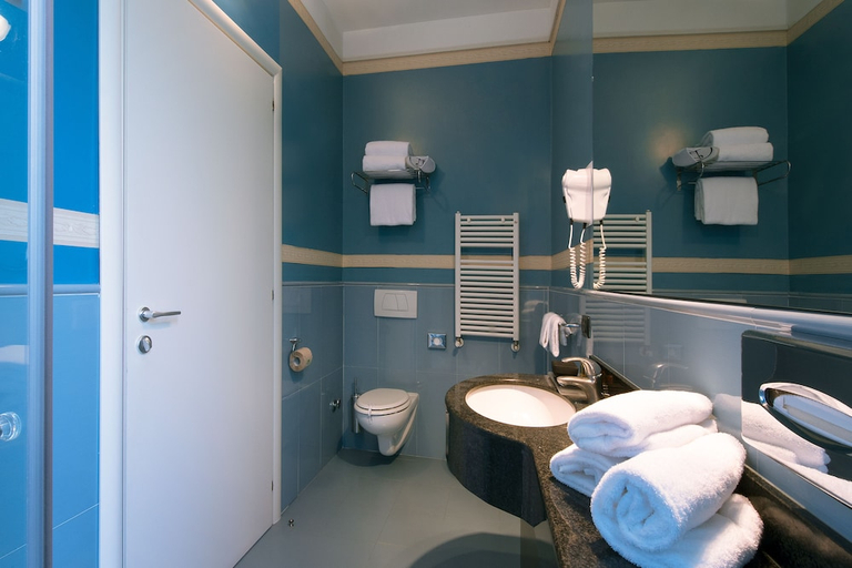 Bathroom 4, CDH Hotel La Spezia, La Spezia