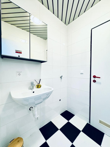Bathroom 2, Luxury 7 Bedroom Apartment Sleeps 16, Wien