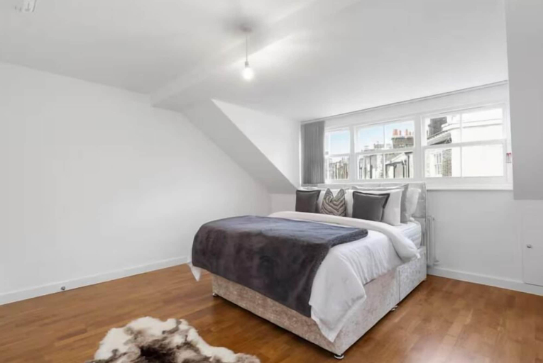 Room 5, Flat 2 Victoria Grove, London