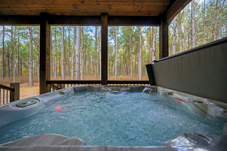 Outdoor spa tub, River Fork Retreat, Stay for 12, McCurtain