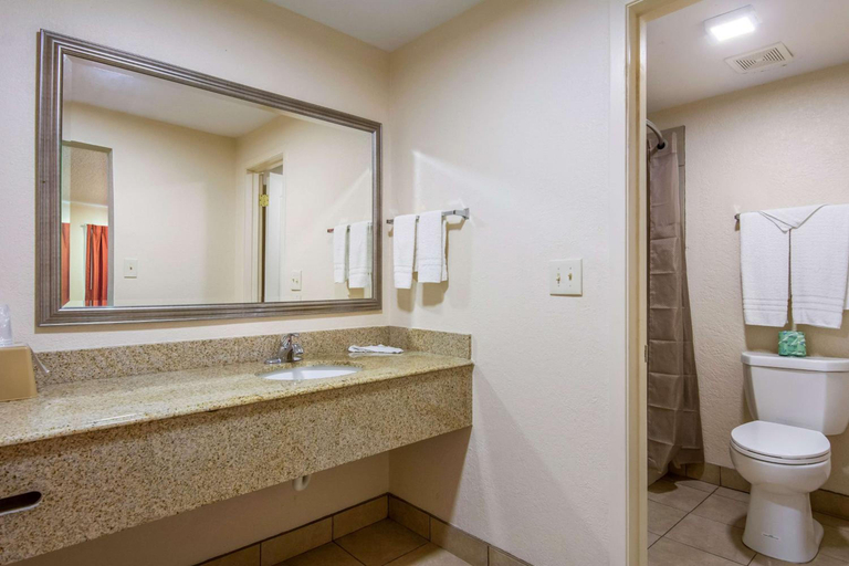 Bathroom 3, Motel6 Winnie Tx, Chambers
