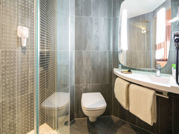 Bathroom 4, ibis Baden Neuenhof, Baden