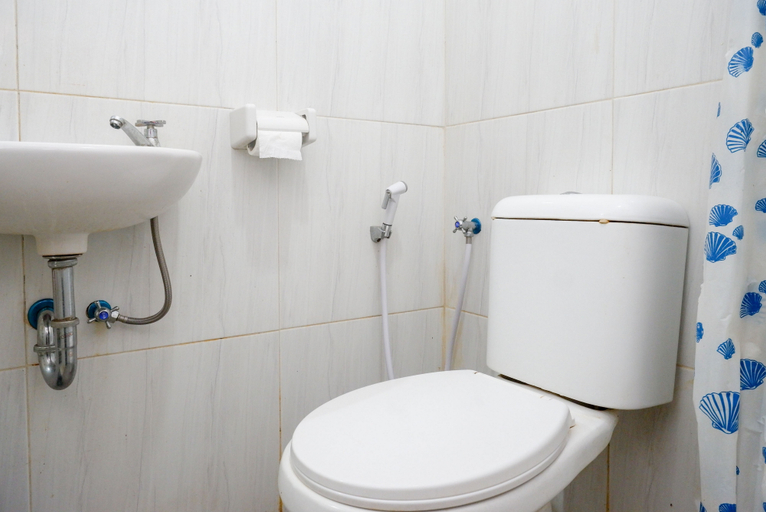 Bathroom 5, RedDoorz @ Karangploso 2, Malang