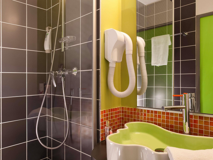 Bathroom 3, Ibis Styles Lyon Villeurbanne Hotel, Rhône