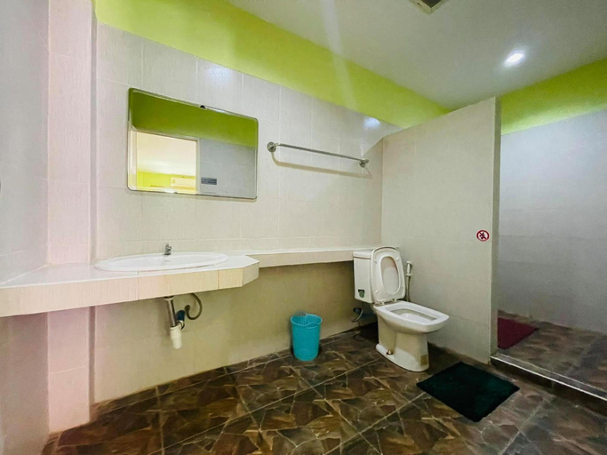Bathroom 3, Baansri Family, Kabin Buri