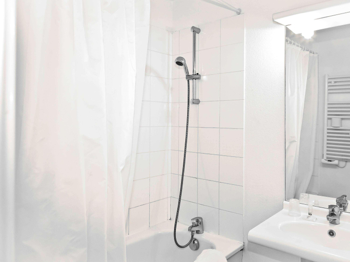 Bathroom 4, Aparthotel Adagio Access Paris Saint-Denis Pleyel, Seine-Saint-Denis