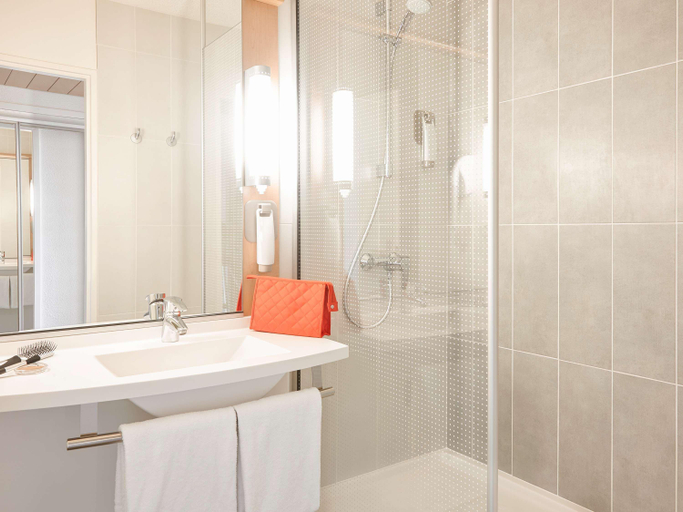 Bathroom 4, Ibis Cavaillon Portes du Luberon, Vaucluse