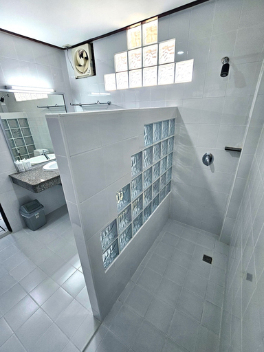 Bathroom 4, Thongpaeka Hotel, Phrasat