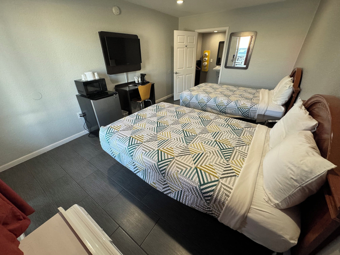 Bedroom 4, Englewood Inn & Suites, Charlotte