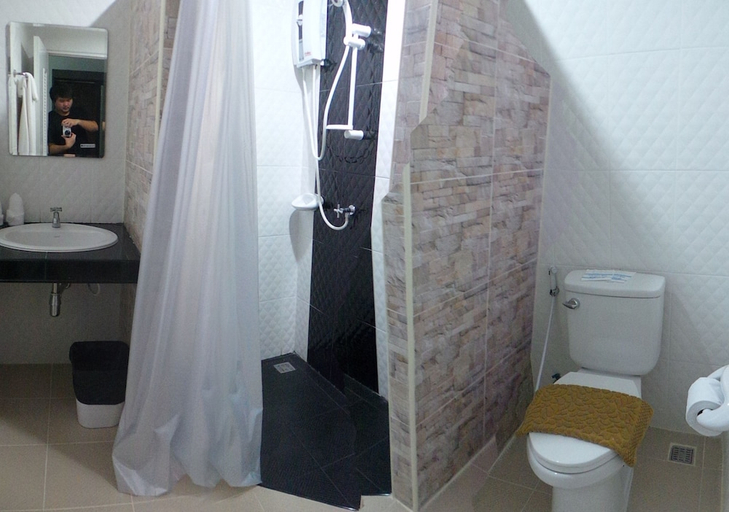 Bathroom 5, The Icon Service Apartment, Sri Mahar Pho