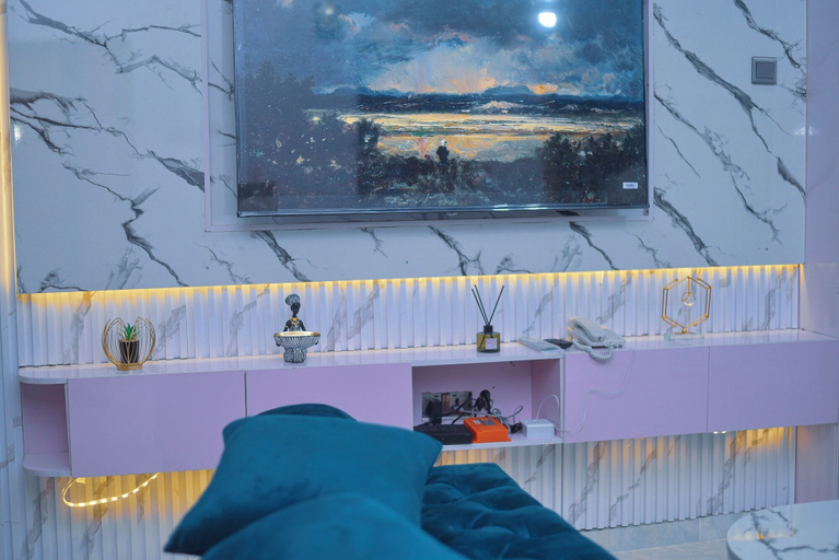 Television 4, La Veda Manor Luxury Apartment, Ido