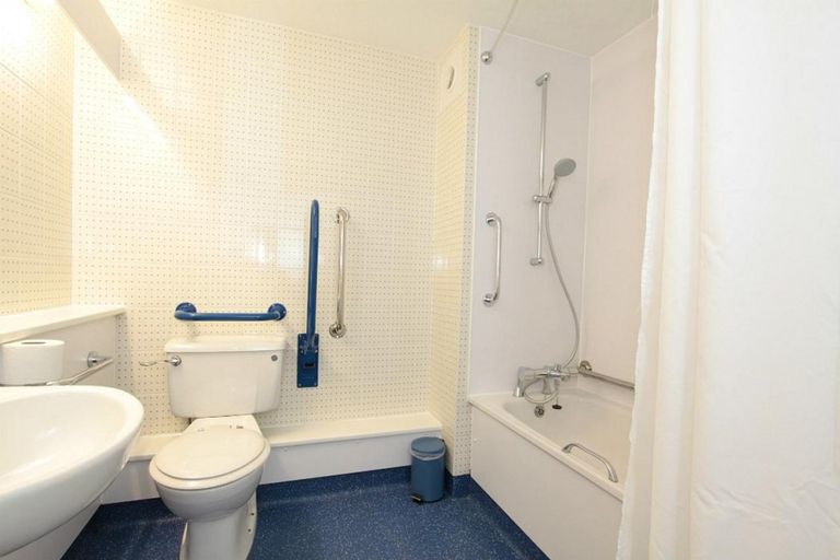 Bathroom 4, Travelodge Lincoln Thorpe on the Hill, Lincolnshire