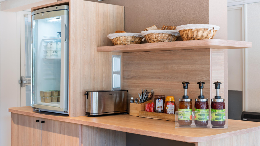 Food & Drinks 5, Premiere Classe Bourges (6 kms du centre-ville), Cher