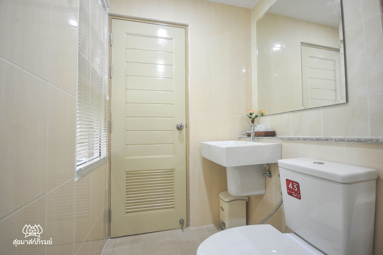 Bathroom 3, Sukkhamas Pirom Hotel, Muang Nakhon Ratchasima